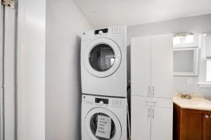 een wasmachine en een wasmachine in de keuken bij Cozy Home Gateway to City Exploration in Louisville