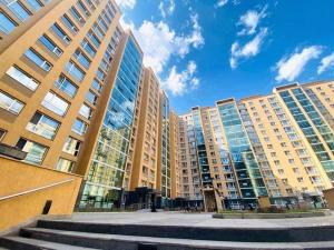 un grupo de edificios altos en una ciudad en City Apartment Home, en Ulán Bator