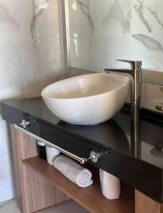La salle de bains est pourvue d'un lavabo sur un comptoir. dans l'établissement Torre Golden 8Pax By Inside, à Mendoza