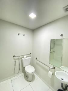 ein Bad mit einem WC und einem Waschbecken in der Unterkunft It's Hotel in Caratinga
