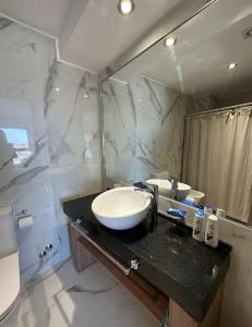 La salle de bains est pourvue d'un lavabo et d'un miroir. dans l'établissement Torre Golden 8Pax By Inside, à Mendoza
