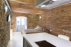 Habitación con 2 camas y pared de ladrillo en Loft n°18, en Arezzo