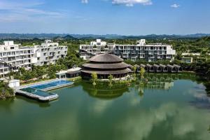 eine Luftansicht eines Resorts mit einem großen Wasserkörper in der Unterkunft Vedana resort in Chi Phương