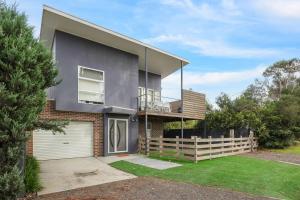 カウズにあるThe Seaside Havenの側面にバルコニーがある家