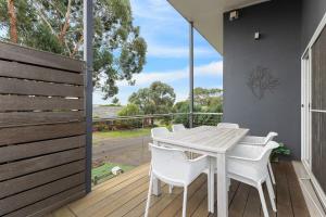 カウズにあるThe Seaside Havenのパティオ(白いテーブル、デッキの椅子付)