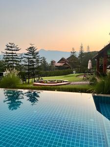 una piscina frente a una casa en Bella Vista Khao yai en Ban Muak Lek Nai