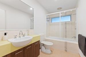 カウズにあるThe Seaside Havenの洗面台、トイレ、シャワー付きのバスルーム +8枚の写真