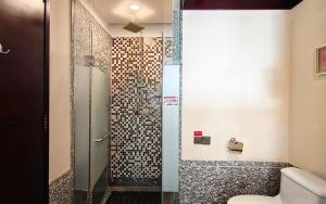 a shower with a glass door in a bathroom at Shengyi Holiday Villa Hotel in Sanya