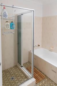 un baño con ducha y bañera en Beach Haven, en Vincentia