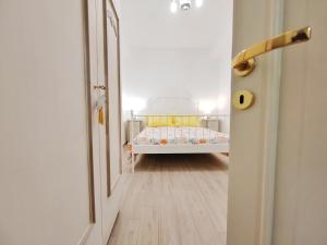 una piccola camera con un letto nel corridoio di Dimora Acquamarina a Monopoli