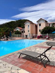 בריכת השחייה שנמצאת ב-Superbe studio de standing à 800m de la mer des Caraïbes le hameau de beauregard sainte anne או באזור