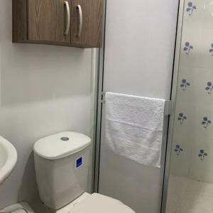 un piccolo bagno con wc e doccia di Casa Bachué B&B a Chía