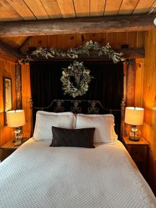 ein Schlafzimmer mit einem großen Bett mit zwei Lampen in der Unterkunft Romantic, Tranquil Guest House in Fitzwilliam