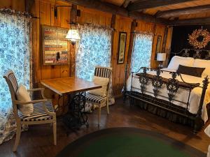 1 dormitorio con 1 cama, mesa y sillas en Romantic, Tranquil Guest House, en Fitzwilliam