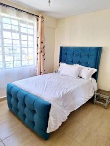 เตียงในห้องที่ Luxury Homes in Nairobi