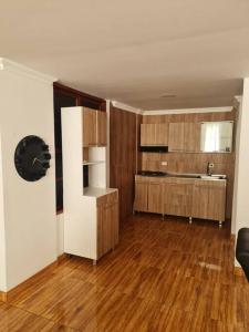 an empty room with a kitchen with wooden floors at Apartamento 201 Riosucio in Ruiosucio