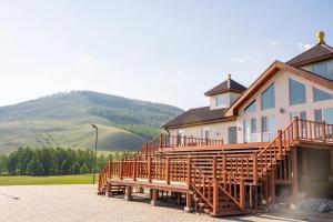 un gran edificio con una gran terraza de madera con una montaña en Dream Sky Resort, 