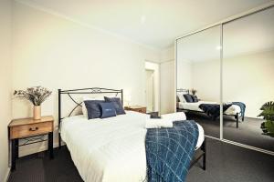 Ένα ή περισσότερα κρεβάτια σε δωμάτιο στο 2 BR Apartment in Melbourne Street - North Adelaide