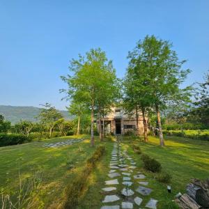 un camino de piedra que conduce a una casa en 自然野奢精品旅宿, en Ruisui