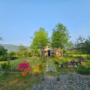 dom na środku ogrodu w obiekcie 自然野奢精品旅宿 w mieście Ruisui