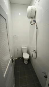 mała łazienka z toaletą i prysznicem w obiekcie House of Bedjo w mieście Demangan