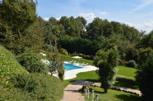 una piscina en medio de un jardín en VillaOriental Valmontone, en Genazzano