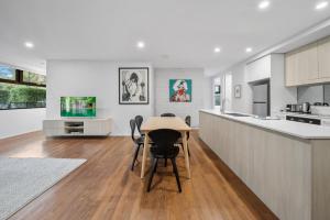 een keuken en een eethoek met een tafel en stoelen bij Spacious 3-Bed Home with Alfresco Dining Patio in Canberra