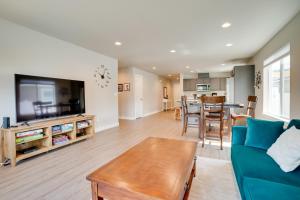 sala de estar con sofá azul y mesa en Charming Home with Mtn and Columbia River Views!, en East Wenatchee