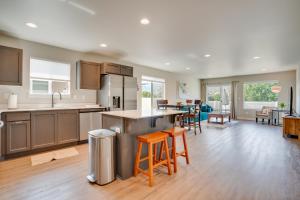 cocina abierta y sala de estar con suelo de madera en Charming Home with Mtn and Columbia River Views!, en East Wenatchee