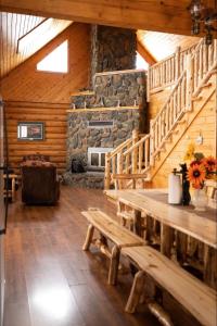 Gallery image of the log cabin in Deerwood