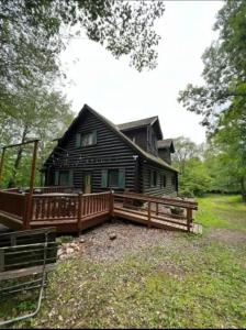 Gallery image of the log cabin in Deerwood
