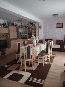 een eetkamer met een tafel en stoelen bij Vila la 4 Turturici in Năvodari