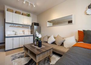 una sala de estar con un sofá y una mesa en Nomads' Haven a budget friendly Zen Studio, en Lapu Lapu City