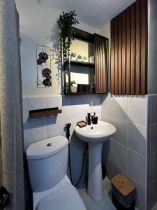 un baño con inodoro y lavabo en Nomads' Haven a budget friendly Zen Studio, en Lapu Lapu City