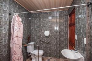 un bagno con un water e un lavandino di Full house with 2 bedrooms and private pool, 5 guest a Tárcoles