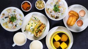 un montón de platos de comida en una mesa en Shangri-La Qinhuangdao en Qinhuangdao