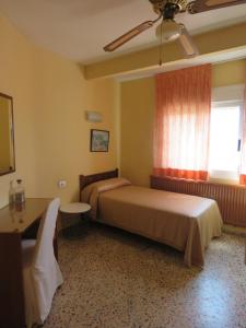 Postel nebo postele na pokoji v ubytování Hotel Alain