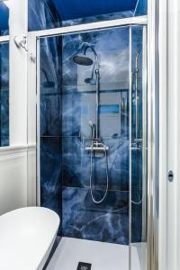 een badkamer met een glazen douche en een wastafel bij La Bella Vita - La Terrazza in Sottomarina