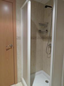 W łazience znajduje się prysznic ze szklanymi drzwiami. w obiekcie Hotel Alain w mieście Silla