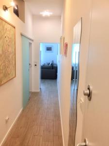 een hal met een deur naar een woonkamer bij Apartments Ines - cozy studio in Zagreb
