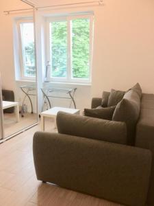 een woonkamer met een bank en een tafel bij Apartments Ines - cozy studio in Zagreb