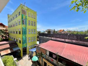 un edificio amarillo sentado en la parte superior de un edificio en NyNa Villa Kampot, en Kampot