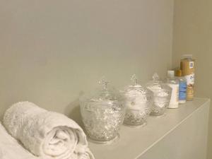 Une étagère avec un bouquet de vases en verre sur elle dans l'établissement Premier Affordable Barrie Suite, à Barrie