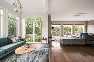 un salon avec un canapé et une table dans l'établissement The Banks, à Beechworth 14 autres photos