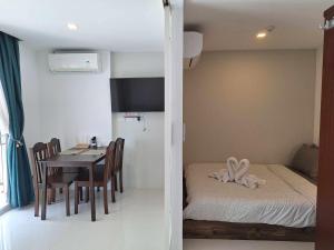 Postel nebo postele na pokoji v ubytování Mantra condo by malai