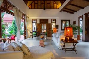 un soggiorno con mobili bianchi e ampie finestre di Villa Tropical Bliss Luxury Estate a Nathon Bay