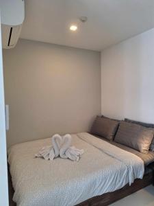 Postel nebo postele na pokoji v ubytování Mantra condo by malai