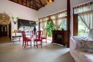 un soggiorno con tavolo da pranzo e sedie di Villa Tropical Bliss Luxury Estate a Nathon Bay