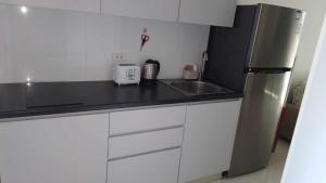 Kuchyň nebo kuchyňský kout v ubytování Mantra condo by malai