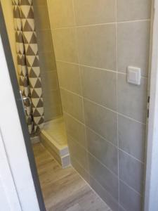 La salle de bains est pourvue d'une douche avec un banc. dans l'établissement Studio Nîmes Centre, à Nîmes